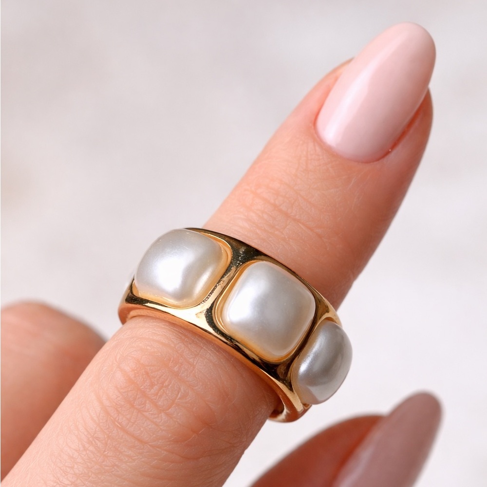 ⚠️ 5/25: Elegant Gold and Pearl Women's Ring Size 7-8